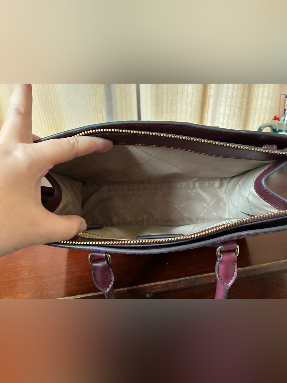 Michael Kors Medium Sheila Satchel - Picture 4 of 7